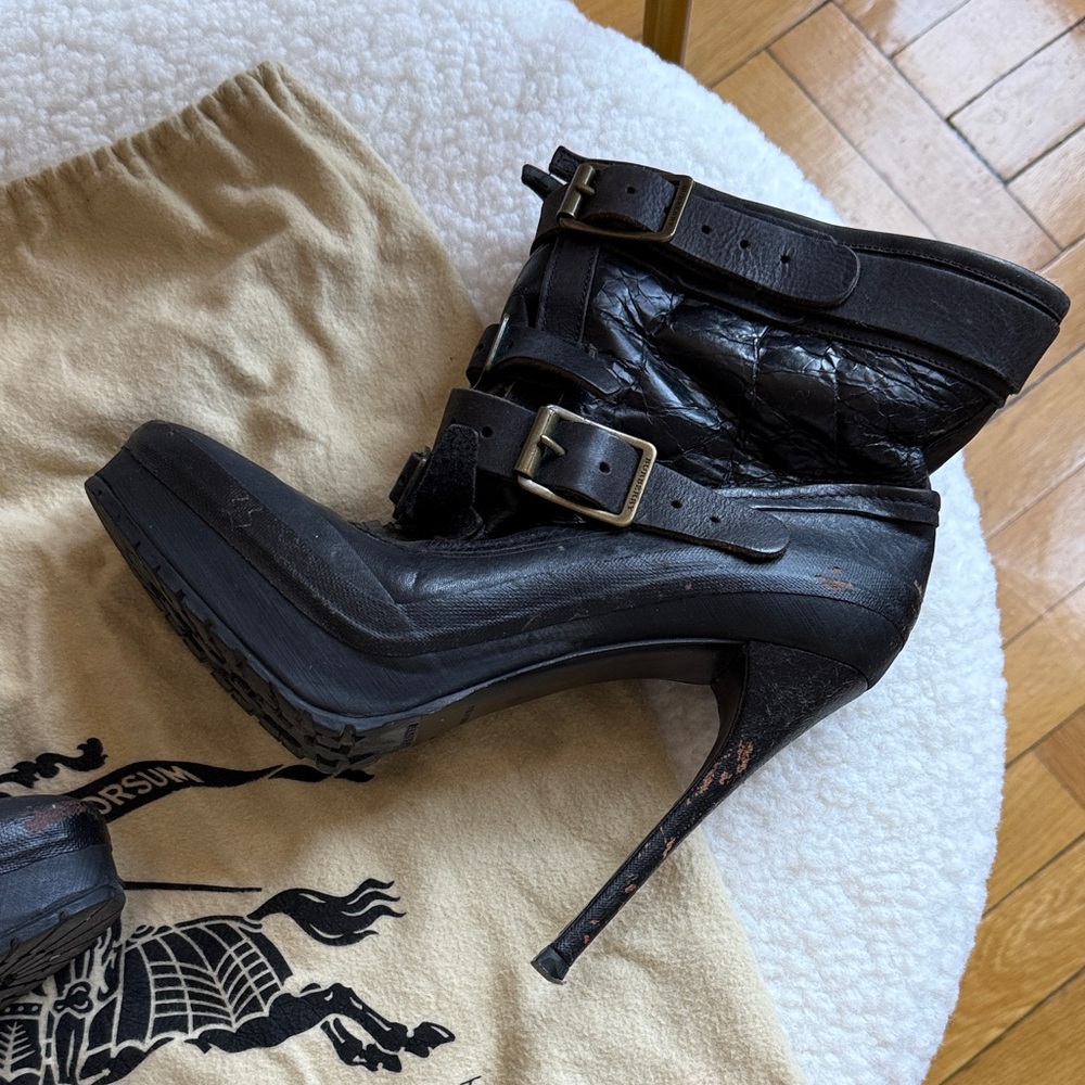 Burberry Prorsum Black Heeled Boots with Buckle Detail - Picture 3 of 7